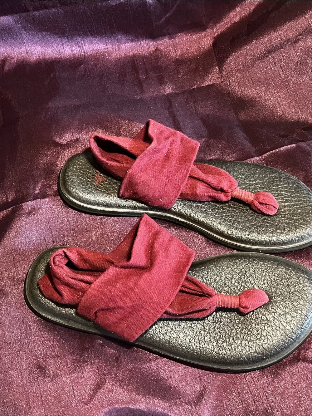 Sanuk Burgundy Knot-Style Fabric Thong Sandals